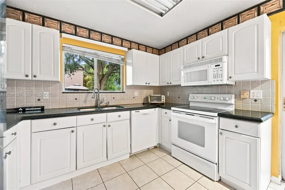1533 W Harmony Lake Cir Davie, FL 33324