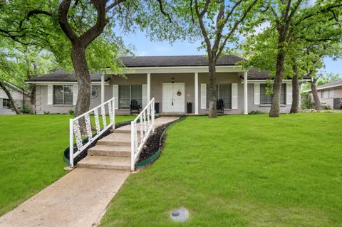 1804 W Cedar Elm Drive
