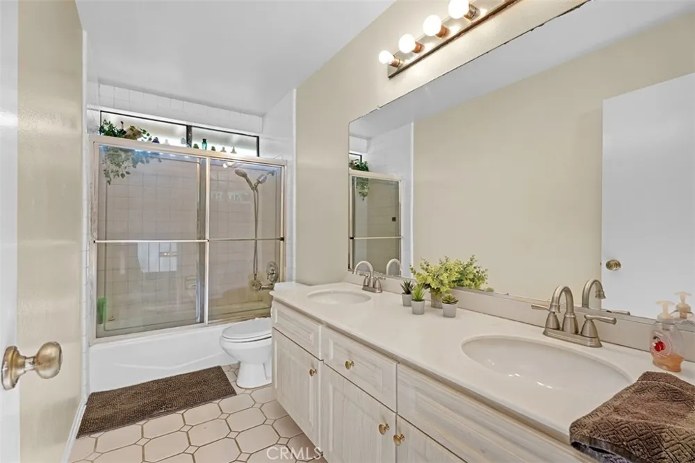 24712 Via Del Rio Lake Forest, CA 92630