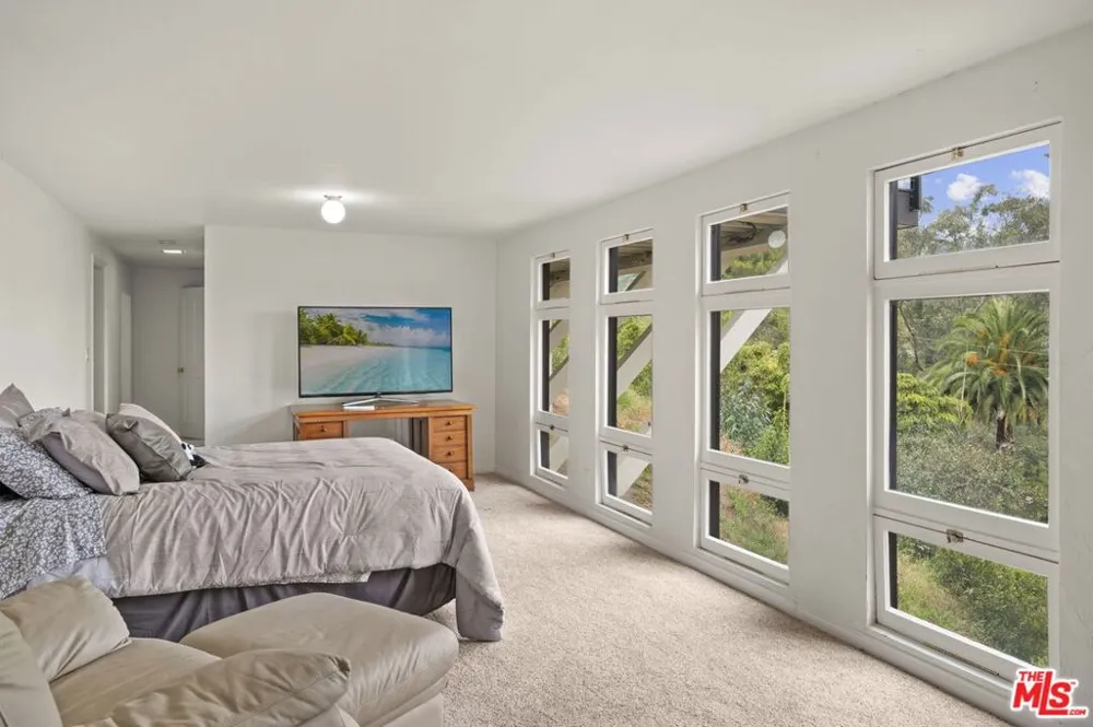 1052 Kenter Avenue Los Angeles, CA 90049