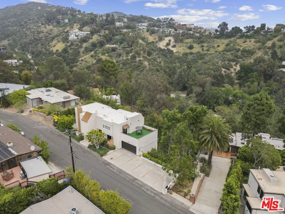 1052 Kenter Avenue Los Angeles, CA 90049