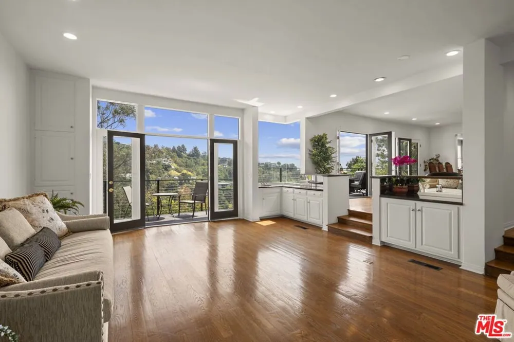 1052 Kenter Avenue Los Angeles, CA 90049