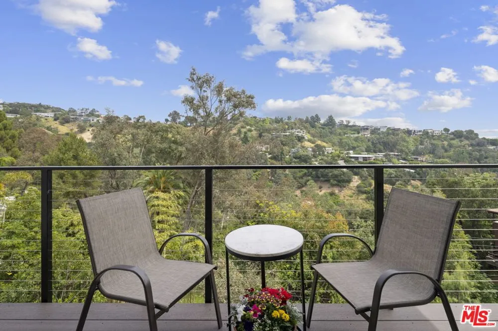 1052 Kenter Avenue Los Angeles, CA 90049