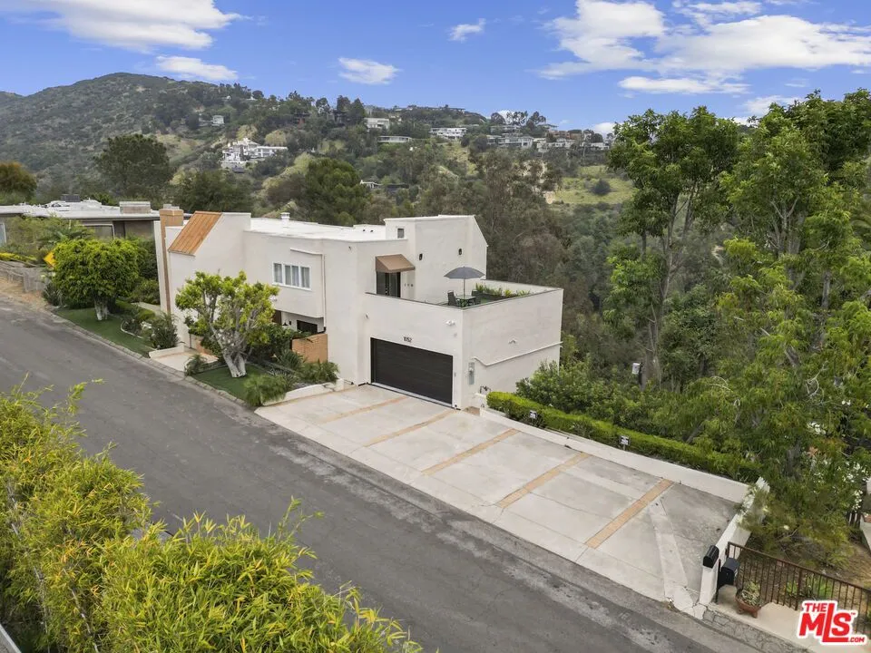 1052 Kenter Avenue Los Angeles, CA 90049