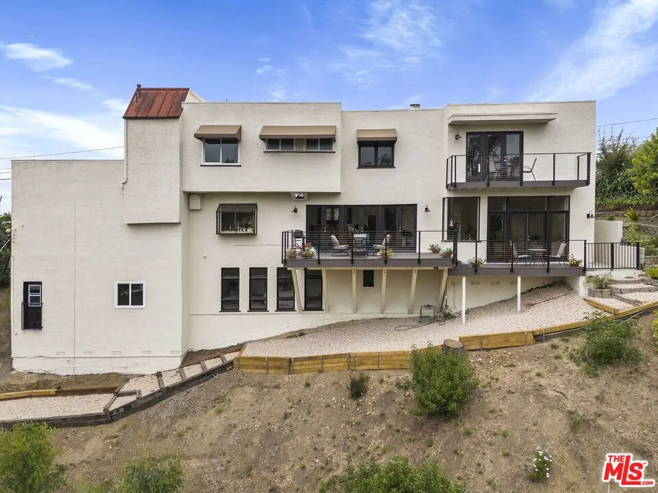 1052 Kenter Avenue Los Angeles, CA 90049