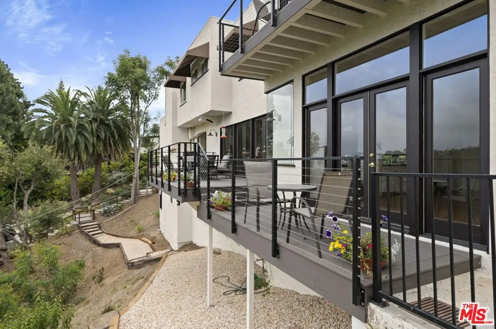 1052 Kenter Avenue Los Angeles, CA 90049
