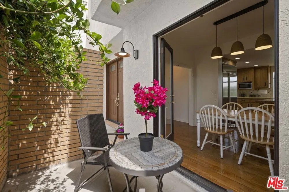 1052 Kenter Avenue Los Angeles, CA 90049