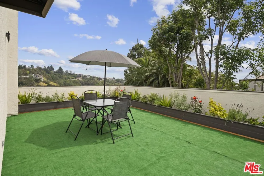 1052 Kenter Avenue Los Angeles, CA 90049