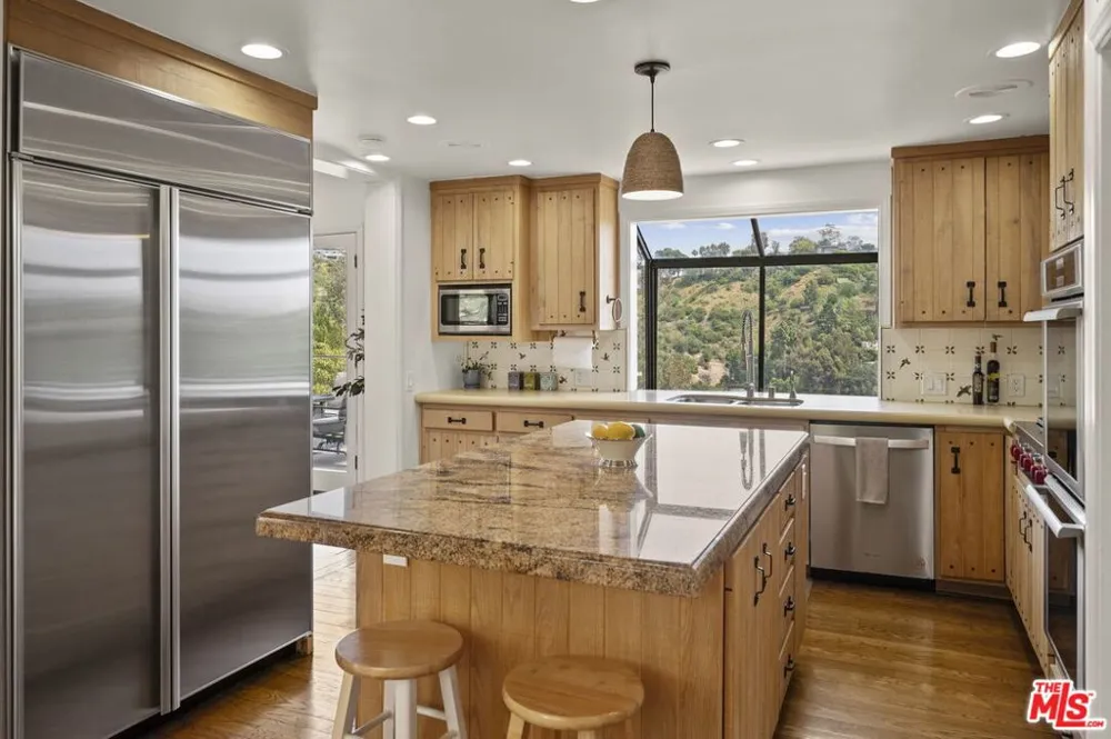 1052 Kenter Avenue Los Angeles, CA 90049