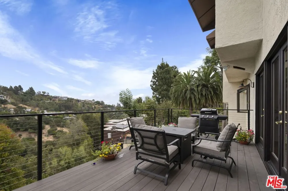 1052 Kenter Avenue Los Angeles, CA 90049