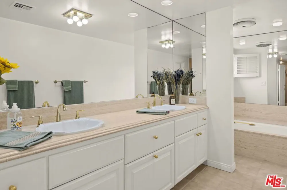 1052 Kenter Avenue Los Angeles, CA 90049