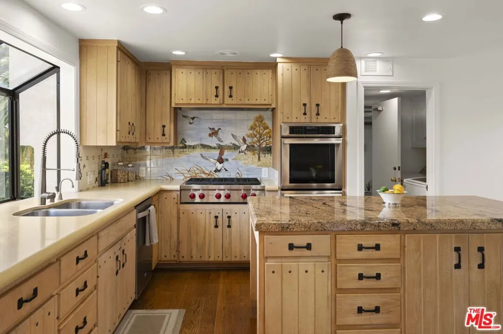 1052 Kenter Avenue Los Angeles, CA 90049