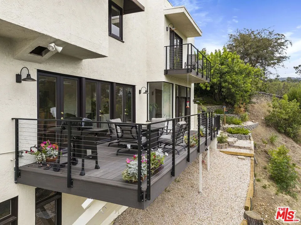 1052 Kenter Avenue Los Angeles, CA 90049