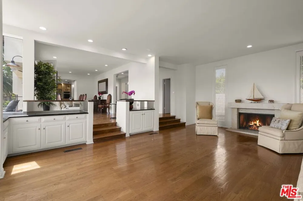 1052 Kenter Avenue Los Angeles, CA 90049