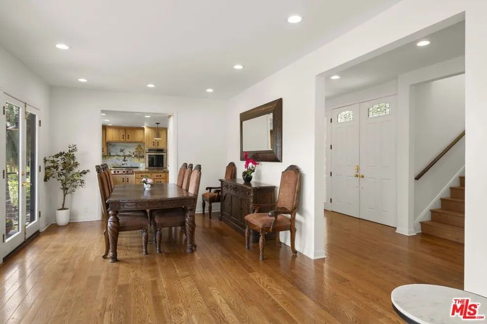 1052 Kenter Avenue Los Angeles, CA 90049