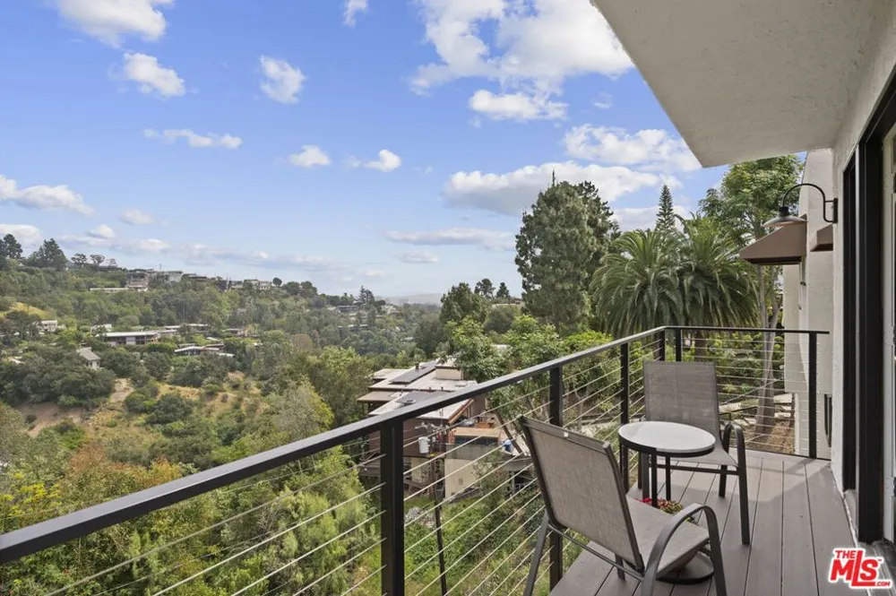 1052 Kenter Avenue Los Angeles, CA 90049