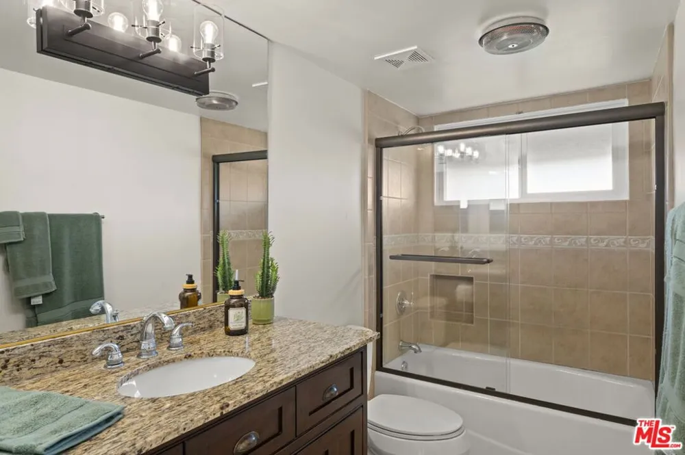 1052 Kenter Avenue Los Angeles, CA 90049
