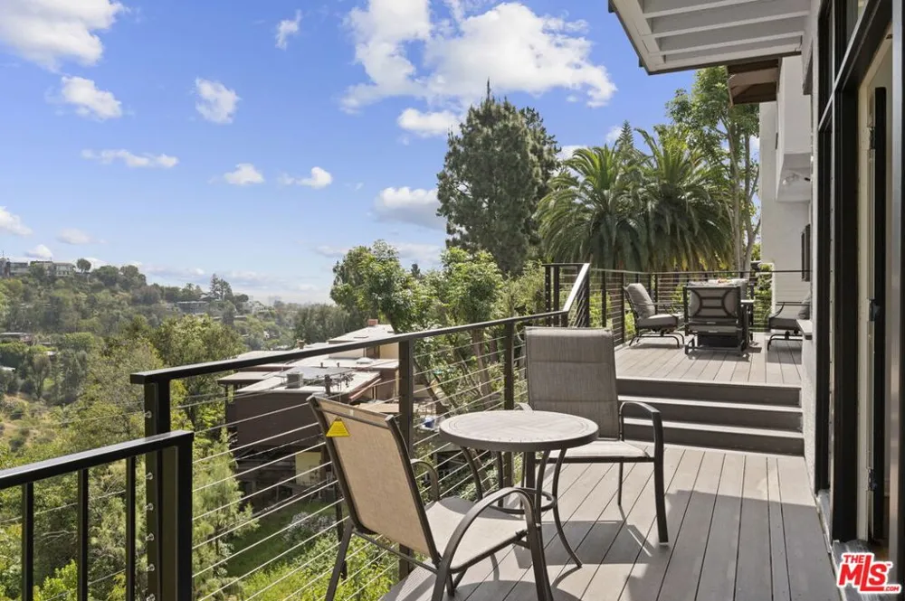 1052 Kenter Avenue Los Angeles, CA 90049