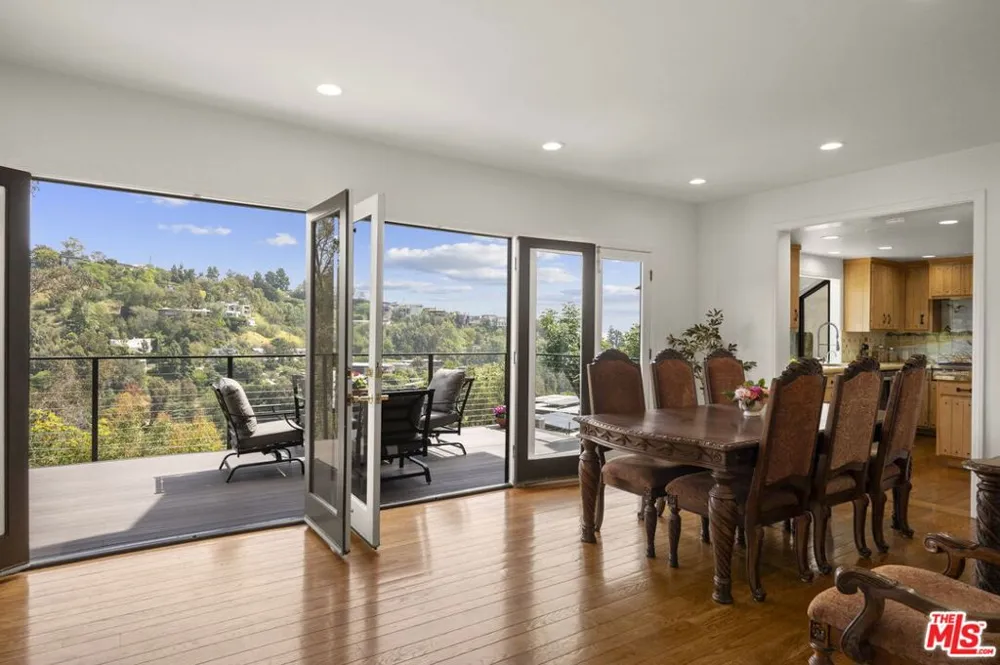 1052 Kenter Avenue Los Angeles, CA 90049
