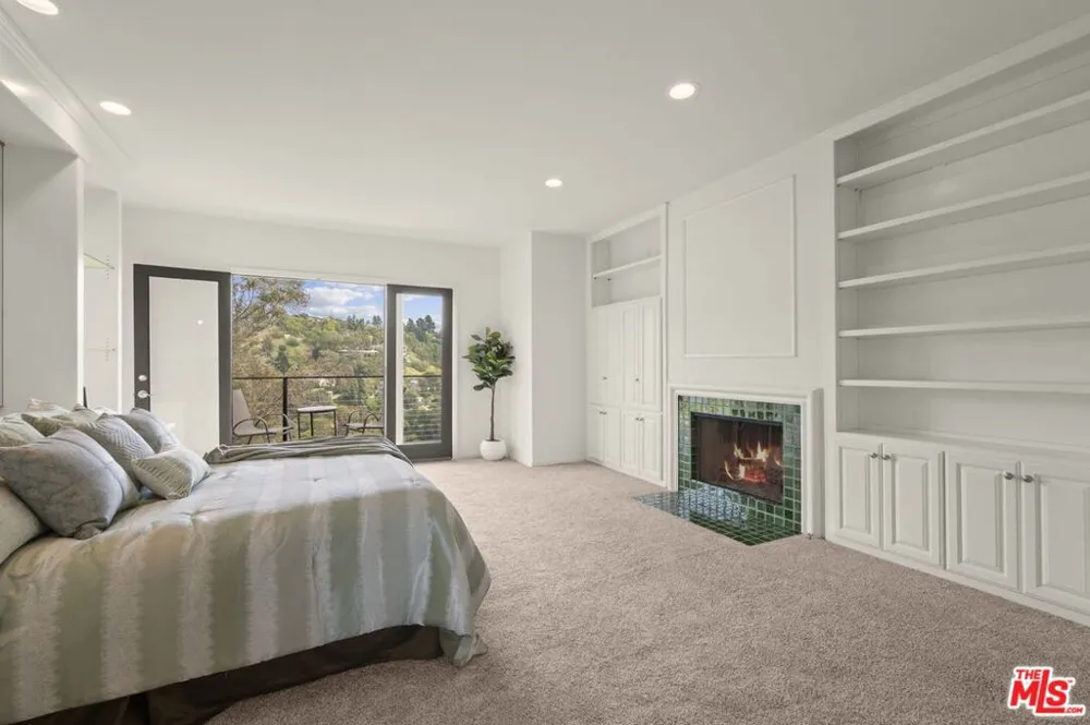 1052 Kenter Avenue Los Angeles, CA 90049