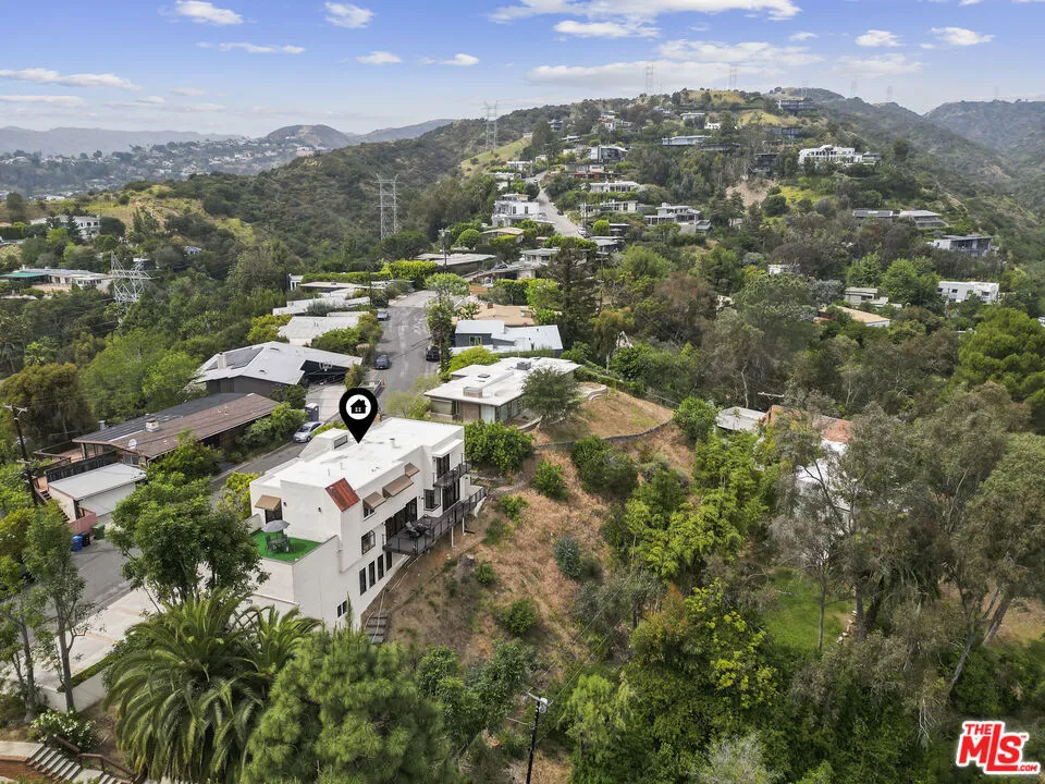 1052 Kenter Avenue Los Angeles, CA 90049