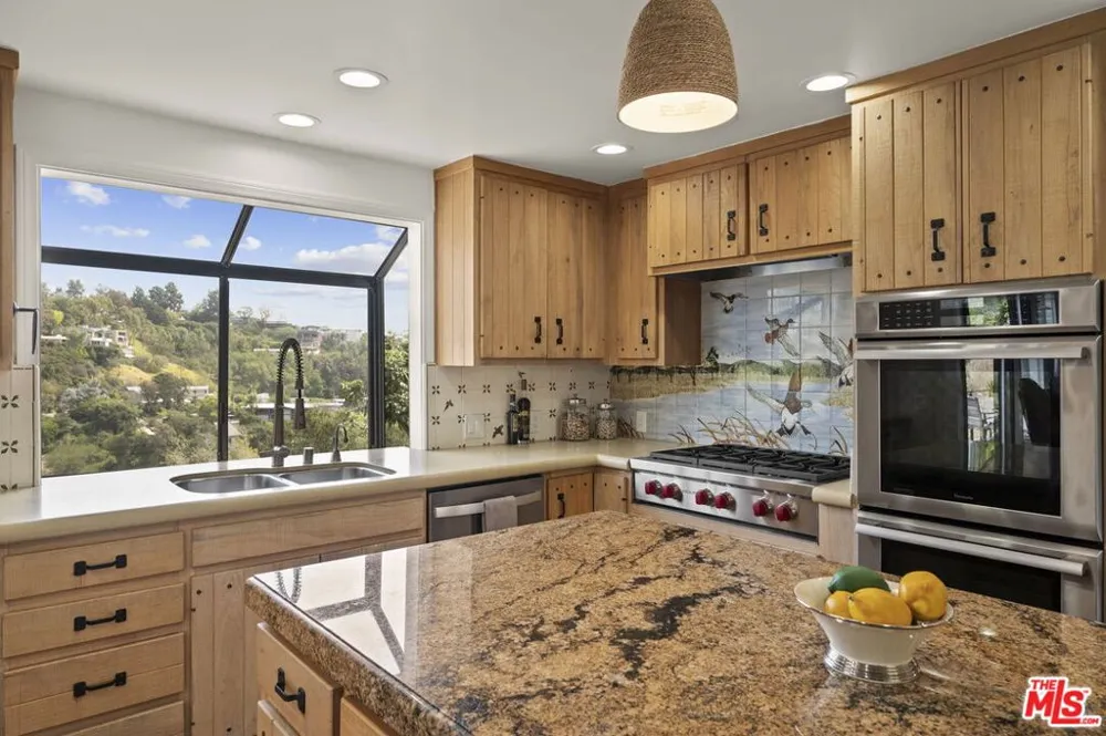 1052 Kenter Avenue Los Angeles, CA 90049