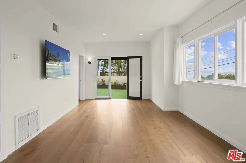 1052 Kenter Avenue Los Angeles, CA 90049