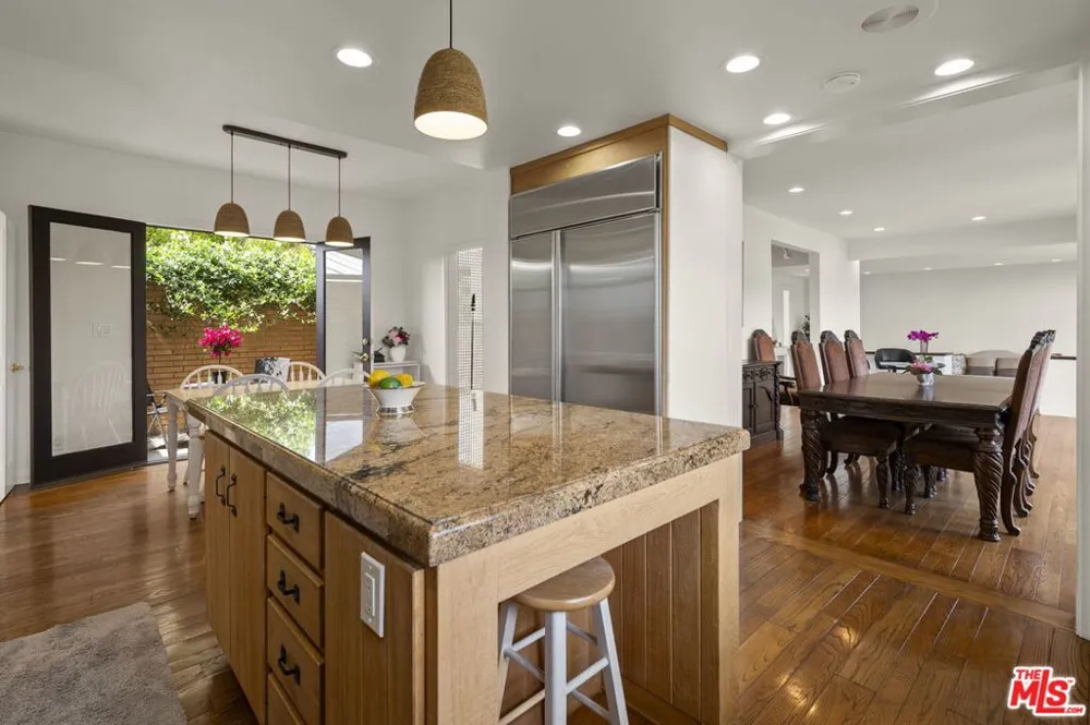 1052 Kenter Avenue Los Angeles, CA 90049