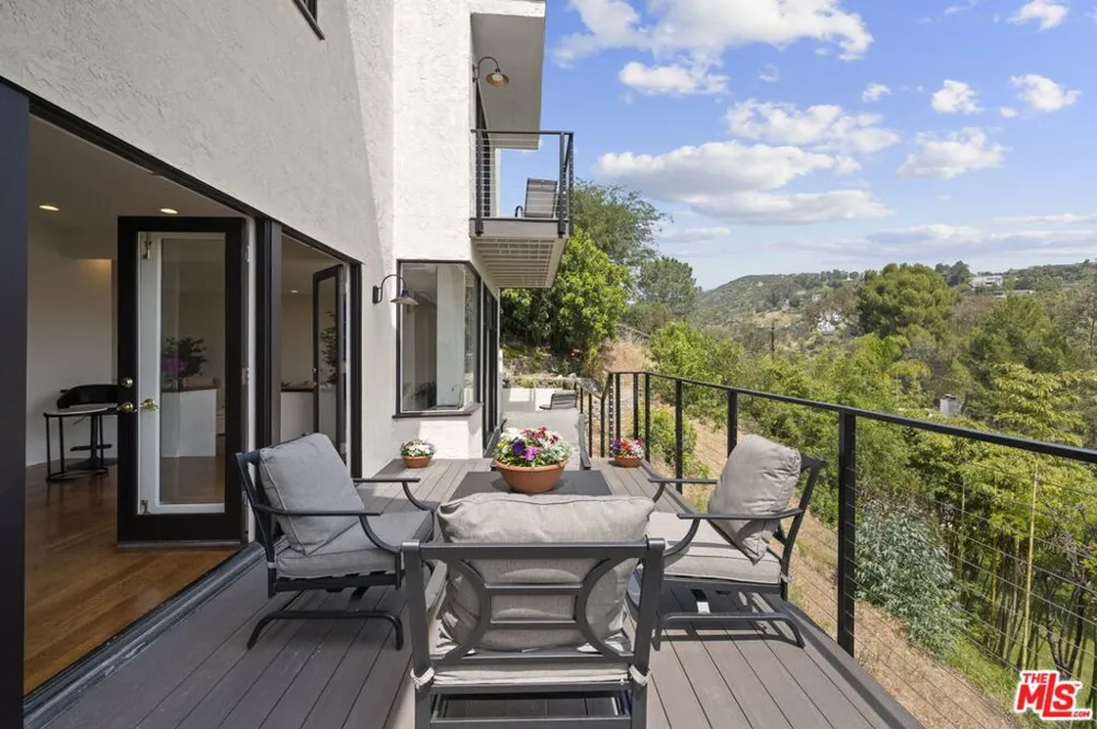 1052 Kenter Avenue Los Angeles, CA 90049