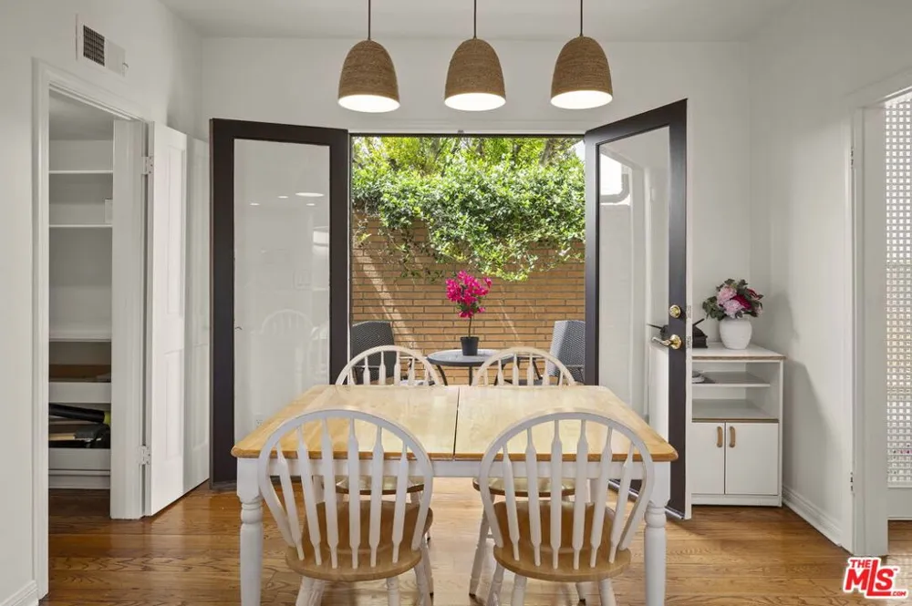 1052 Kenter Avenue Los Angeles, CA 90049