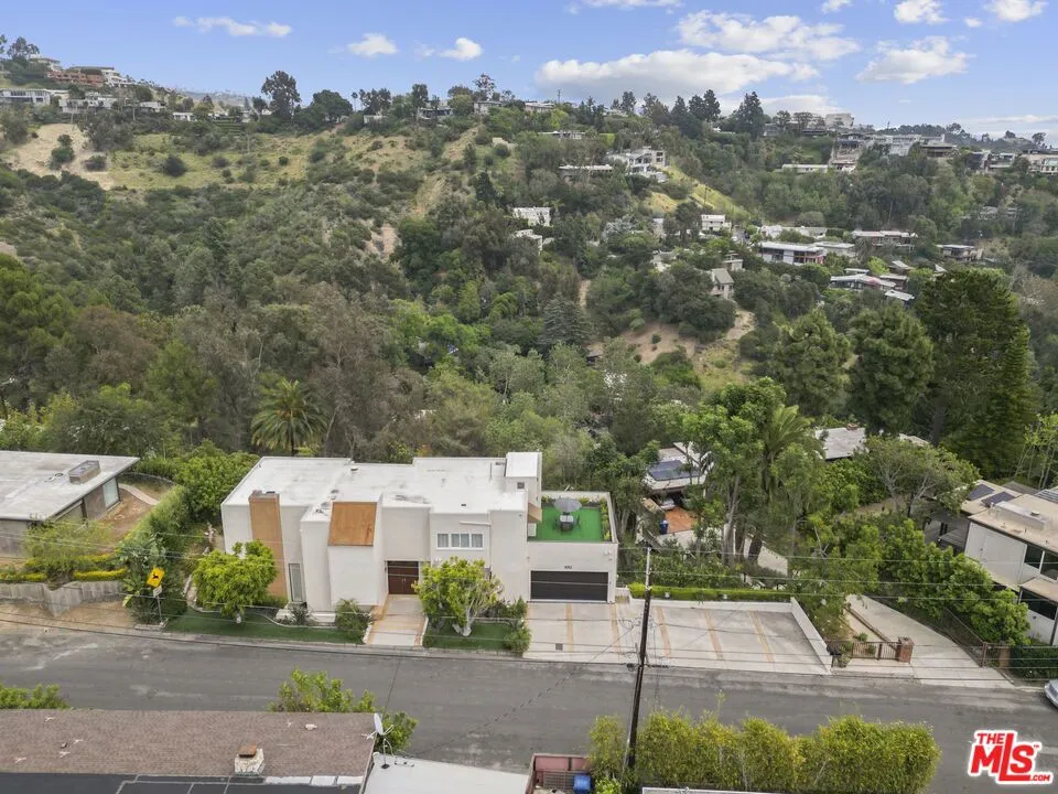 1052 Kenter Avenue Los Angeles, CA 90049