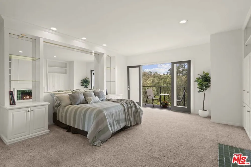 1052 Kenter Avenue Los Angeles, CA 90049