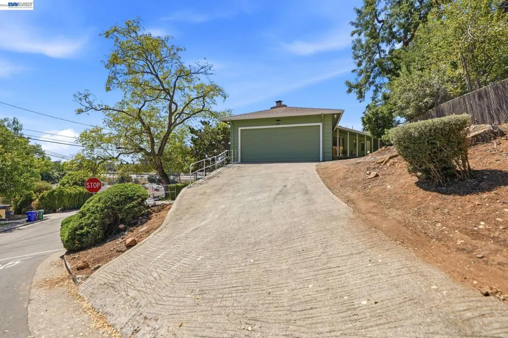 5760 Leona St Oakland, CA 94605