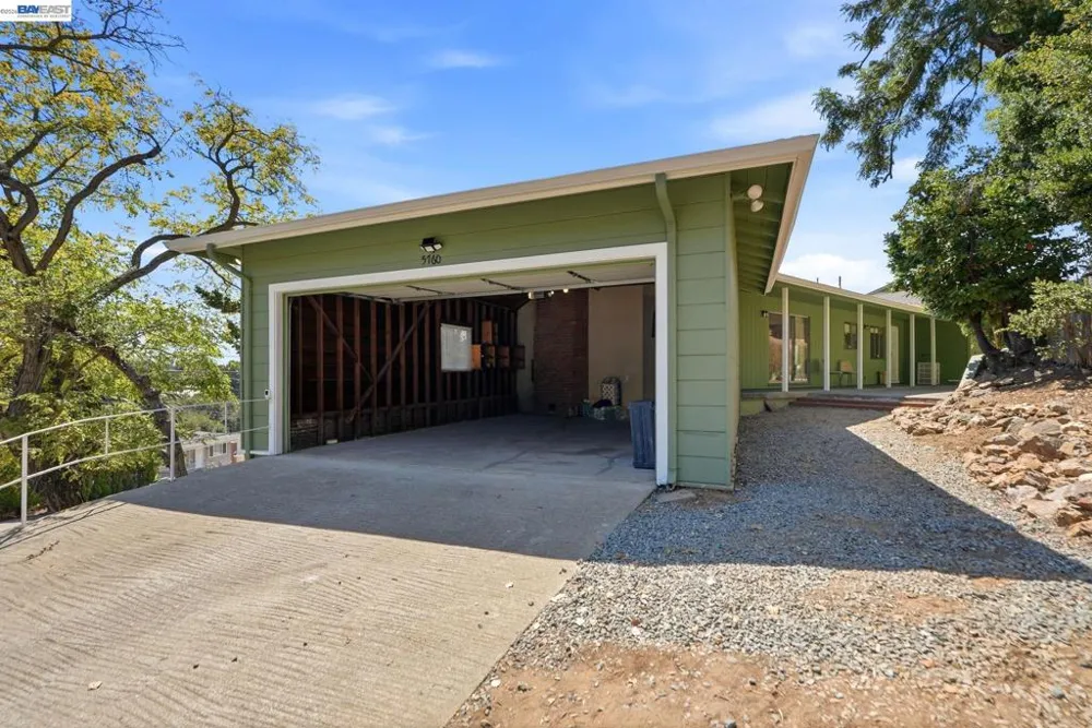 5760 Leona St Oakland, CA 94605
