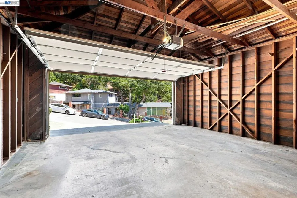 5760 Leona St Oakland, CA 94605