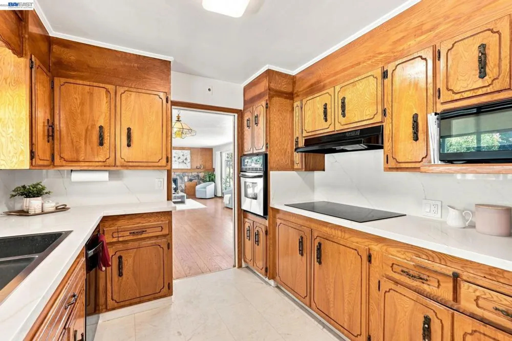 5760 Leona St Oakland, CA 94605