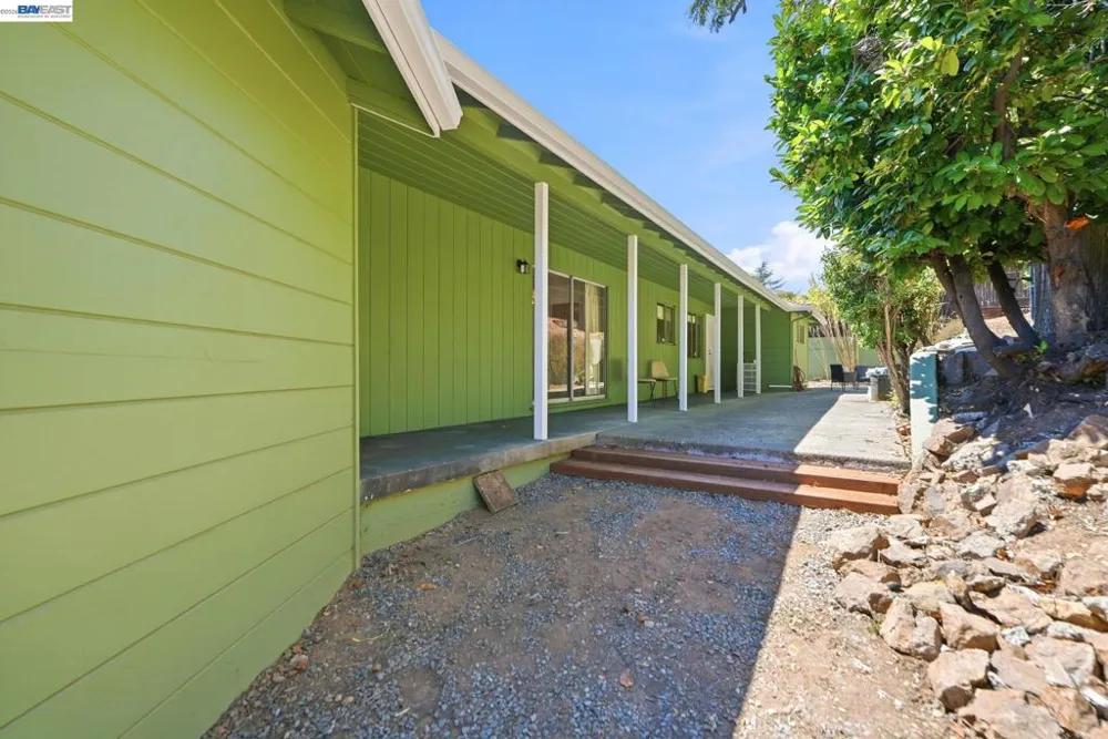 5760 Leona St Oakland, CA 94605