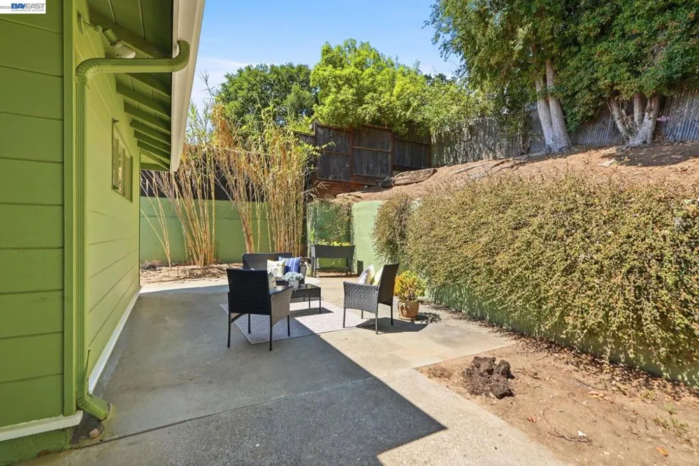 5760 Leona St Oakland, CA 94605