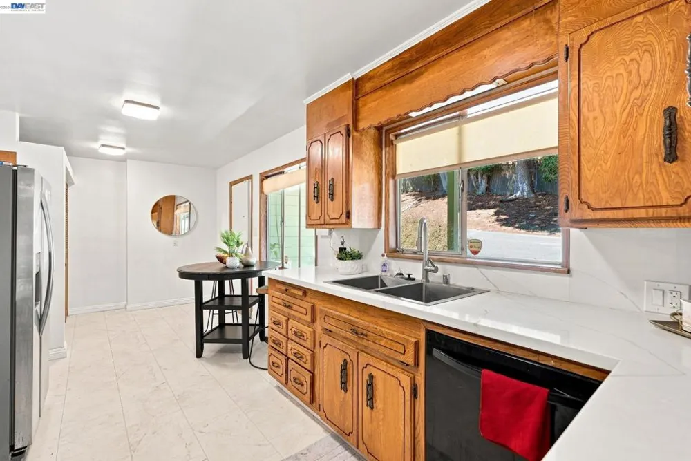 5760 Leona St Oakland, CA 94605