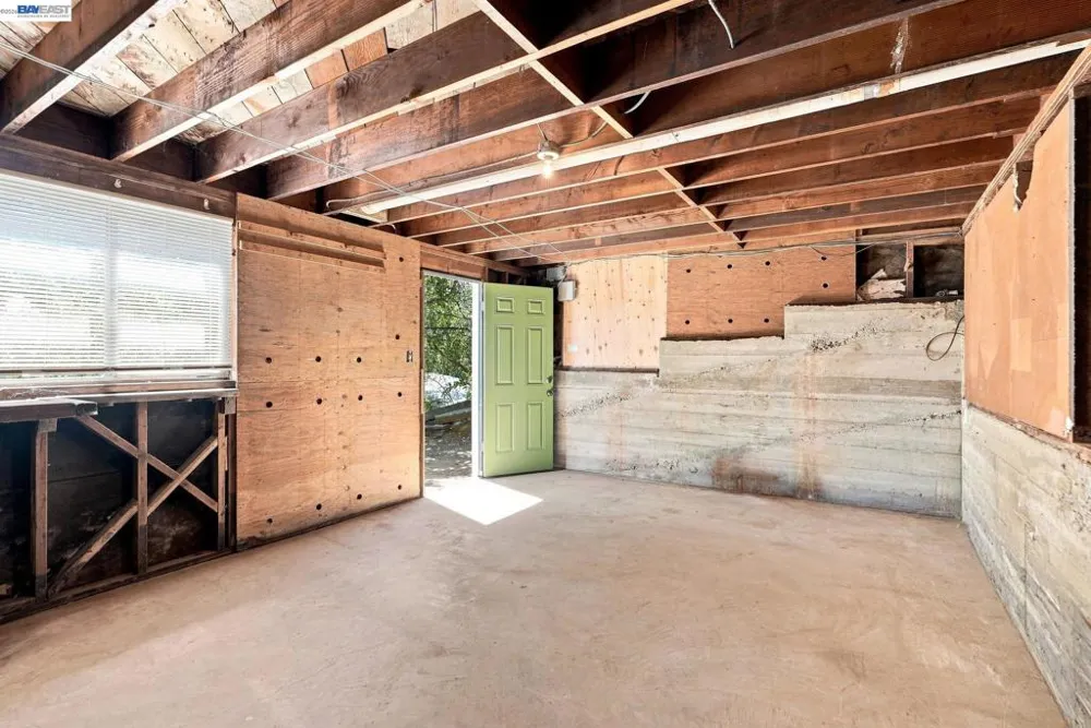 5760 Leona St Oakland, CA 94605