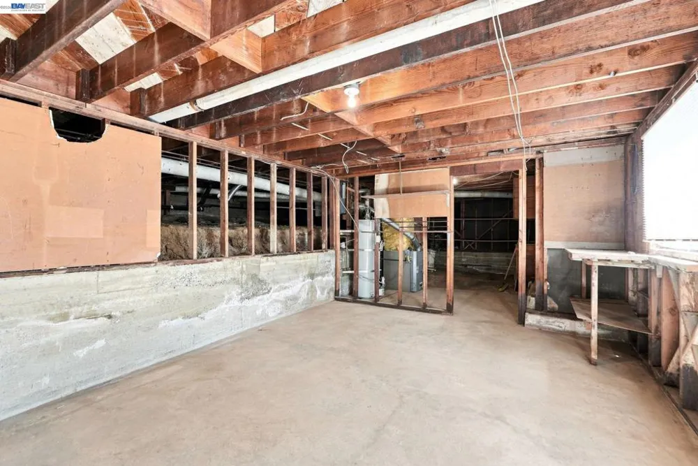 5760 Leona St Oakland, CA 94605