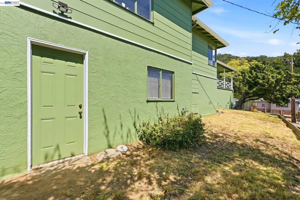 5760 Leona St Oakland, CA 94605