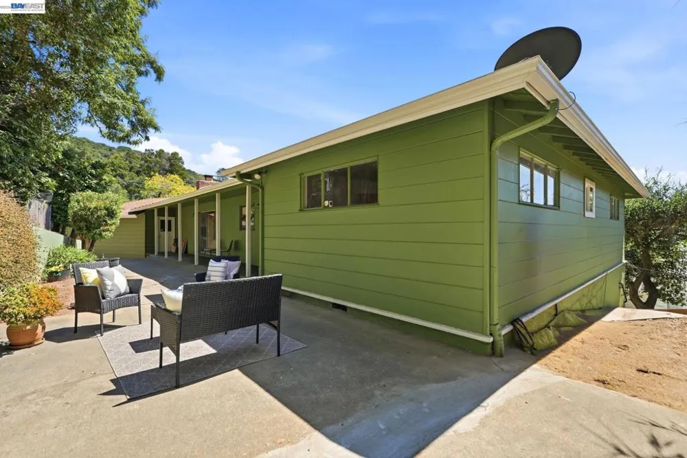 5760 Leona St Oakland, CA 94605