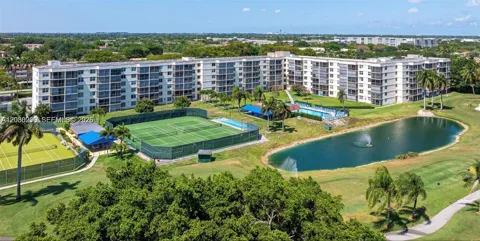 800 S Hollybrook Dr #305