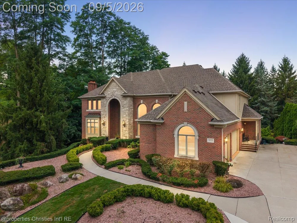 5173 Serena Dr Troy City, MI 48098