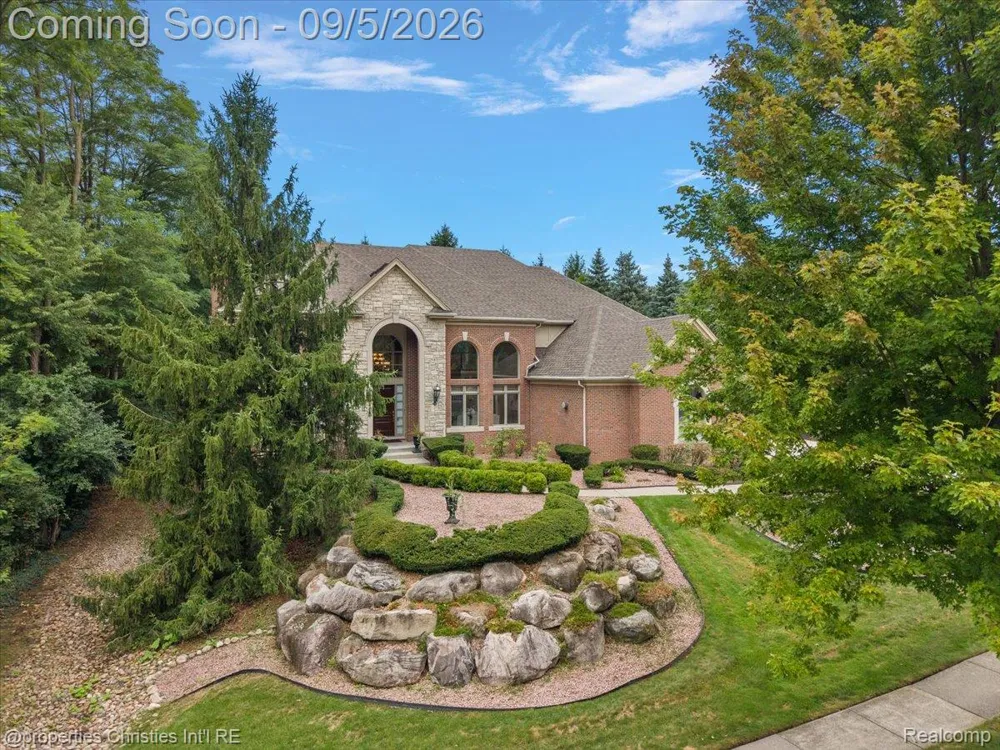 5173 Serena Dr Troy City, MI 48098