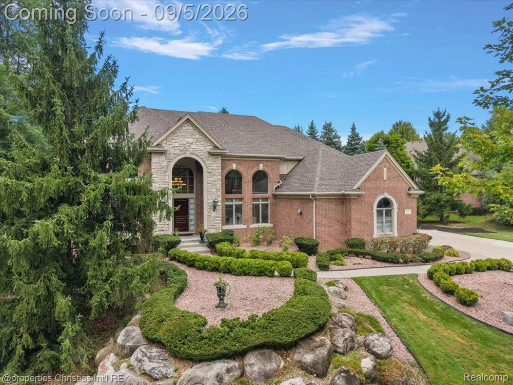 5173 Serena Dr Troy City, MI 48098
