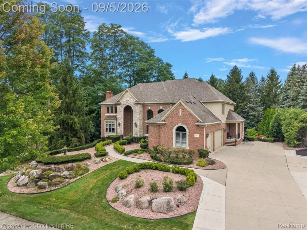 5173 Serena Dr Troy City, MI 48098