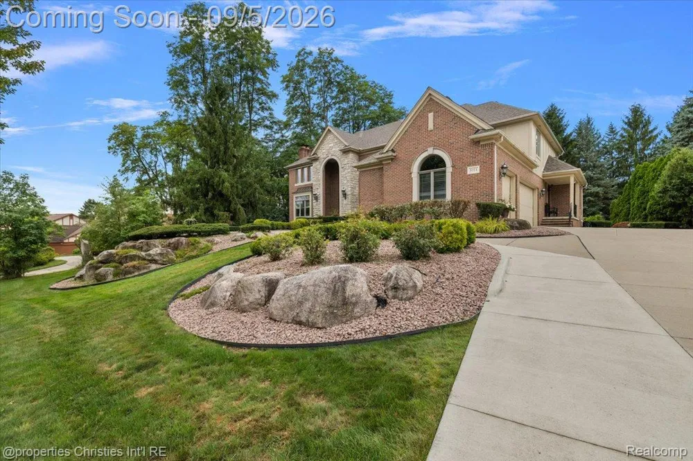 5173 Serena Dr Troy City, MI 48098