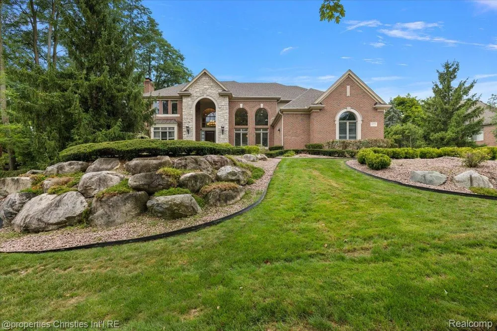 5173 Serena Dr Troy City, MI 48098